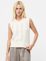 Load image into Gallery viewer, French Connection Glinda Cable Knit Vest
